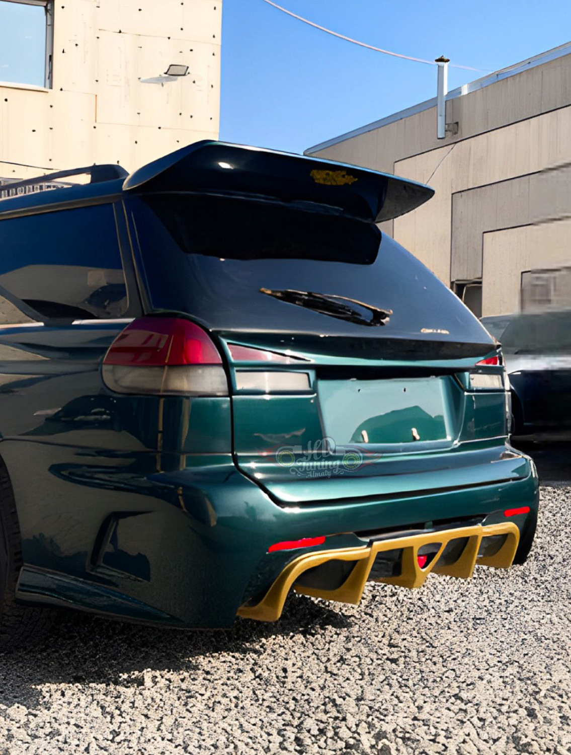 Mid spoiler rear door