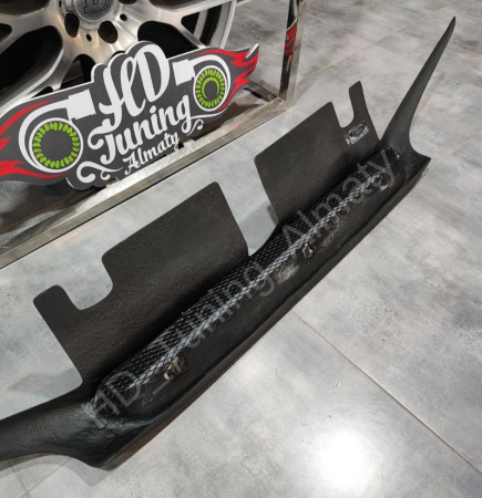 Radiator grille with eyelids v1