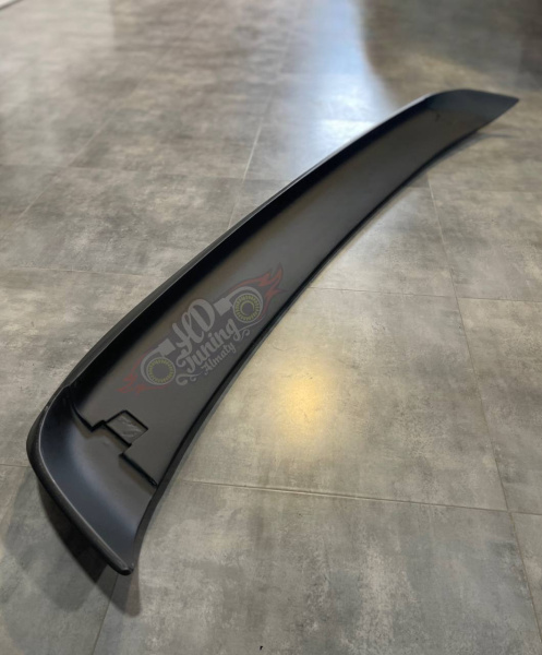 Spoiler Syms sedan