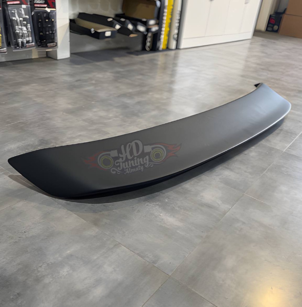Spoiler Syms sedan